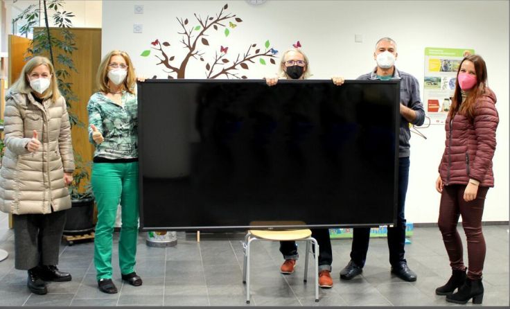 se-Austria spende einen 80 Zoll großen Monitor. (Foto: NMS Schörfling)