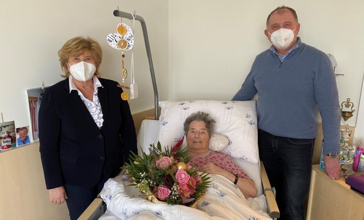 V.l.: Bürgermeisterin Adelheid Fellinger, Anna Mayr und Pfarrer Wolfgang Schnötzer (Foto: privat)