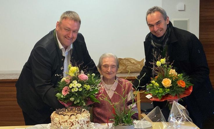 Bürgermeister Johann Zieher (l.) und Bürgermeister Peter Zieher mit Anna Mauberger (Foto: privat)