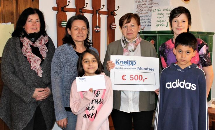 Obfrau Elisabeth Winkler mit dem Spendenscheck (Foto: Kneipp Aktiv-Club)