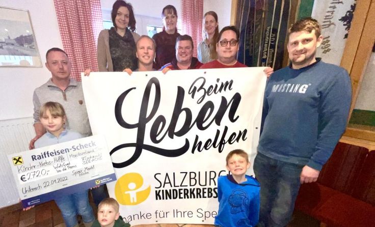 Das engagierte Unteracher Team bei der Spendenübergabe (Foto: Salzburger Kinderkrebshilfe)