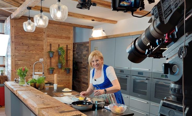 Bezirksbäurin Elfriede Schachinger bereitet auf TV1 Köstlichkeiten zu. (Foto: privat)