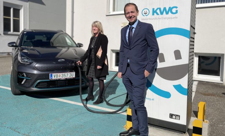 KWG Geschäftsführer Peter J. Zehetner lädt eines der KWG Elektroautos (Foto: Hypercharger PZ_MS)