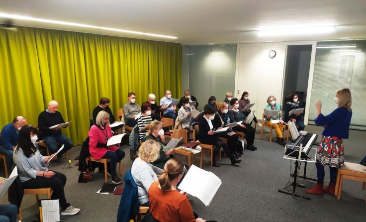 Der Chor im Probenraum (Foto: Karin Baumann)
