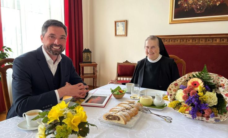 Schwester Emilie mit Bürgermeister Peter Schobesberger (Foto: Stadtamt)