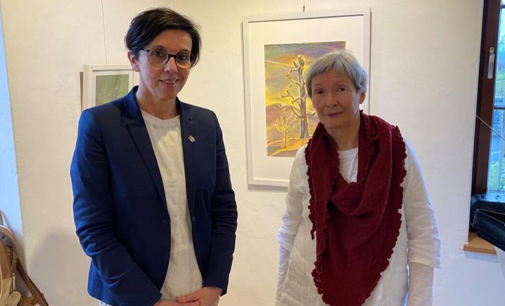 Bürgermeisterin Doris Staudinger (l.) mit Künstlerin Margit Wimmer (Foto: Stadtamt Schwanenstadt)