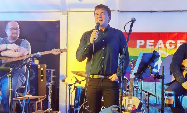 Bürgermeister Christian Kienast freut sich über das erfolgreiche Konzert. (Foto: privat)