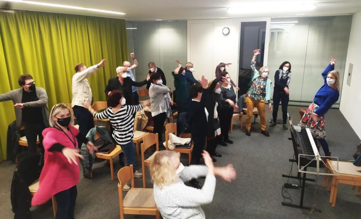 Einsingen mit Chorleiterin Katharina Weninger (Foto: Karin Baumann)