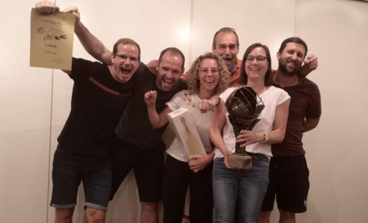 Die Volleyballmeister mit Kapitän Manuel Pointner freuen sich über den Siegerpokal. (Foto: privat)