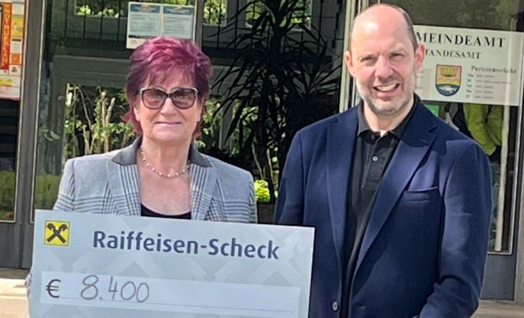 Hanna Katzgraber mit Bürgermeister Rudolf Hemetsberger (Foto: privat)