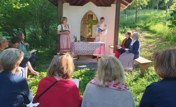 Die Kapelle liegt in einem schönen Obstgarten. (Foto: privat)