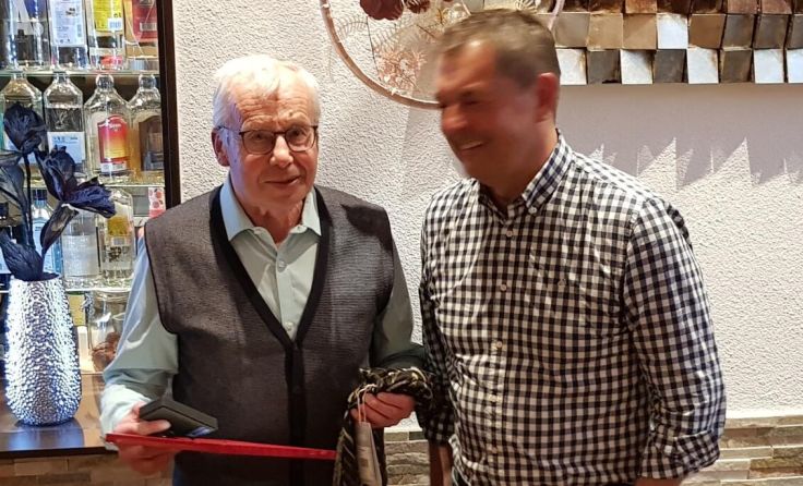 Ehrenmitglied Josef Eggl mit Obmann Horst Stadlmayr (Foto: TC Frankenburg)