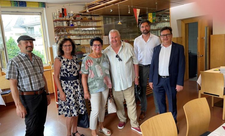 Das Jubelpaar mit Gratulanten (Foto: Stadtamt)