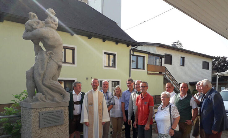 Pfarreradministrator Christoph Buchinger segnete die renovierte Statue. (Foto: Heimatverein)