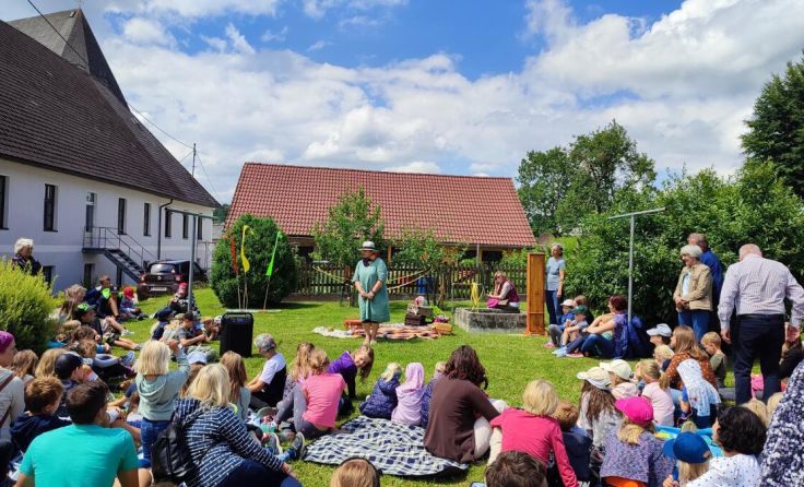 Märchenerzählerin Ingrid verzauberte die Zuhörer. (Foto: Familienausschuss Gemeinde Atzbach)