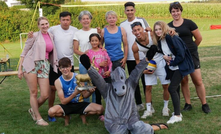 Das Gewinnerteam „Waschaecht Wels“ mit dem Goldesel „Pedrolino“ (Foto: Sportunion Fornach)