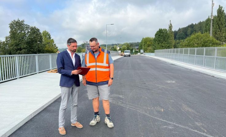 Bürgermeister Peter Schobesberger mit dem Bauleiter Philipp Rittberger (Foto: Stadtamt)