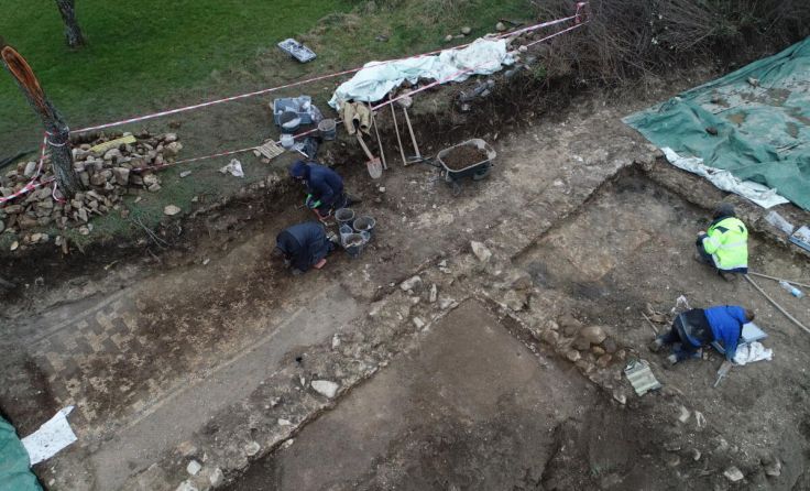 Freilegung eines Mosaikbodens in Weyregg im Jahr 2020 (Foto: OÖ Landes-Kultur GmbH)