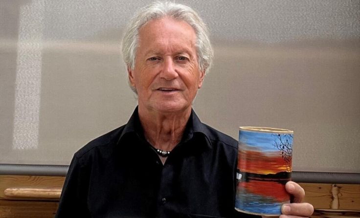 Ewald Tatschl mit den kunstvollen Spardosen (Foto: privat)