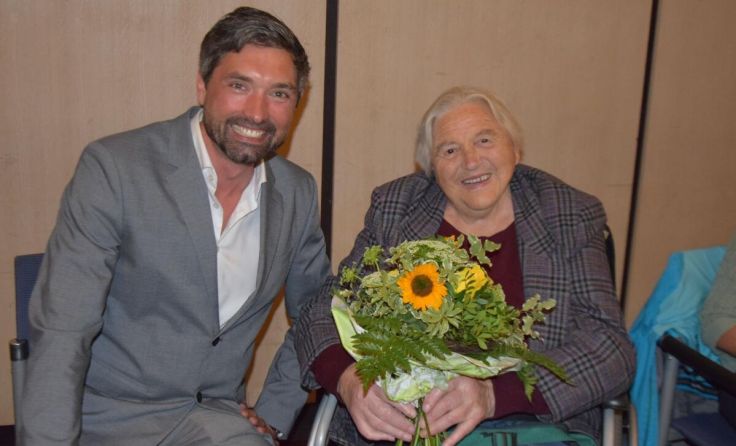 Bürgermeister Peter Schobesberger mit Maria Meirer (Foto: Stadtamt)