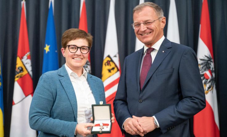 Elisabeth Kölblinger mit Landeshauptmann Thomas Stelzer (Foto: Land OÖ / Peter Mayr)