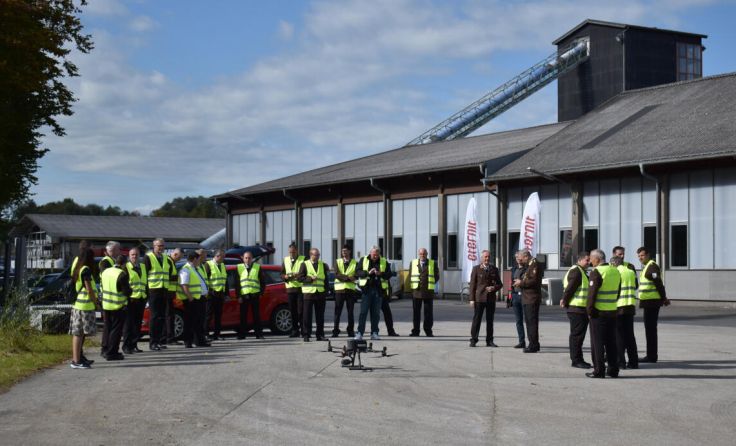 Auch die Arbeit mit Drohnen stand im Mittelpunkt bei der Arbeitstagung. (Foto: Eternit)