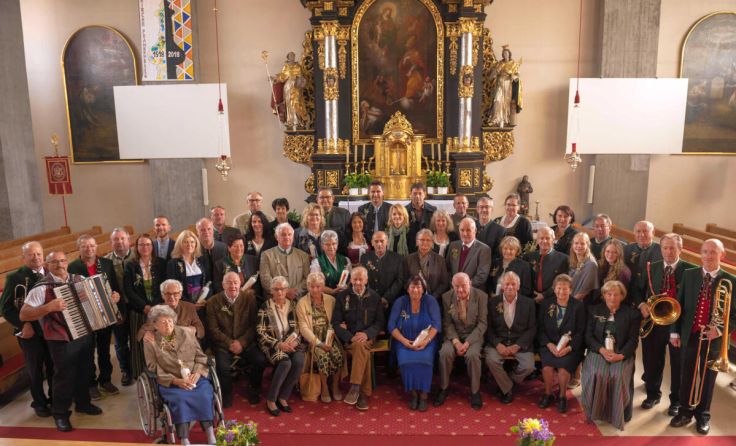 Die Frankenburger Jubelpaare vor dem Altar der Pfarrkirche Frankenburg (Foto: Erwin Preuner)