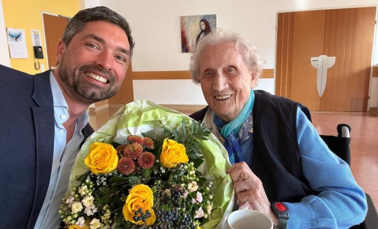 Cäcilia Hinterholzer mit Gratulant Bürgermeister Peter Schobesberger (Foto: Stadtamt)