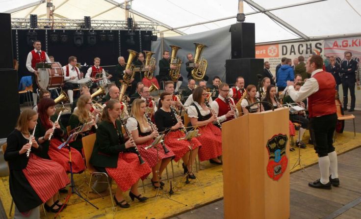Die Trachtenmusikkapelle spielt im Festzelt auf. (Foto: Gemeinde)