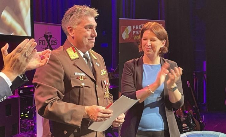 Landesrätin Michaela Langer-Weninger übergab die Auszeichnung an Klaus Aichmair (Foto: Stadtamt)