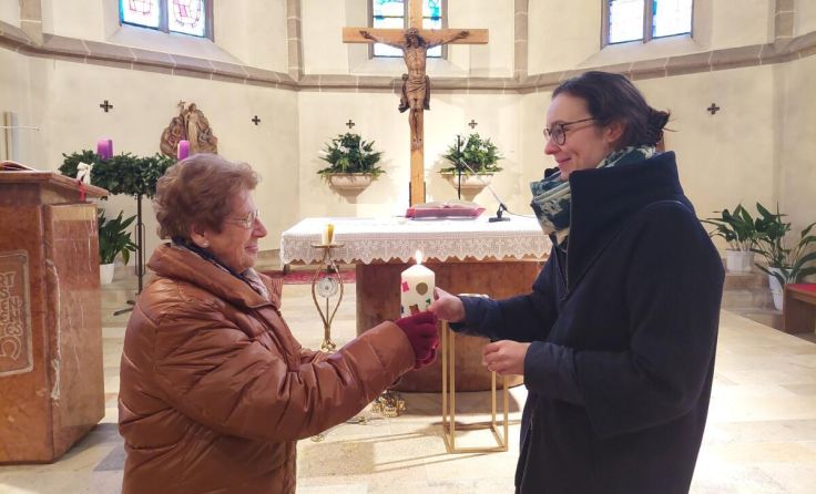 Die Übergabe der Friedenskerze (Foto: Pfarre Regau)