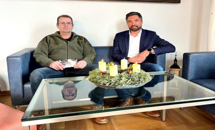 V.l.: Rudolf Pöllauer mit Bürgermeister Peter Schobesberger (Foto: Stadtamt)