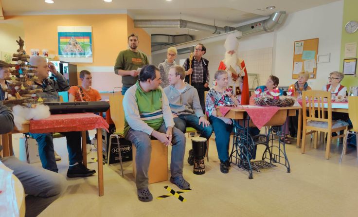 Adventfeier in der Lebenshilfe-Werkstätte mit der Goldhaubengruppe Regau (Foto: Lebenshilfe OÖ)
