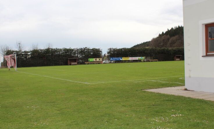Der Nöchlinger Sportplatz zum Zeitpunkt des eigentlichen Anpfiffs. Foto: KiBe