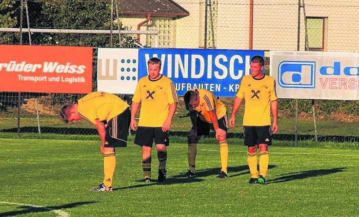 Hängende Köpfe in Erlauf nach der 2:9-Klatsche gegen Krummnußbaum. Foto: BaiR