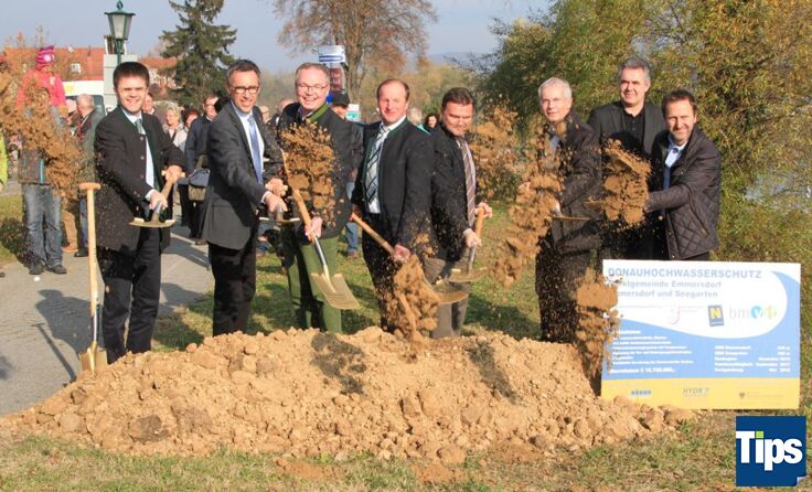 Die Ehrengäste und Beteiligten beim Spatenstich in Emmersdorf.