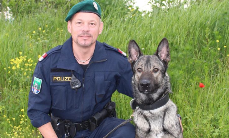 Franz Rausch mit seinem Diensthund Argos vom Hutterer. Foto: LPD NÖ