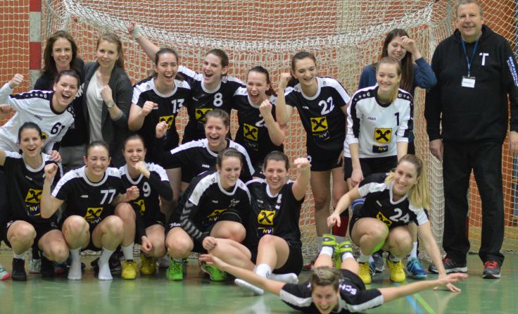 Riesenjubel: Die St. Pölten Handball-Damen fuhren den nächsten Heimsieg ein. 