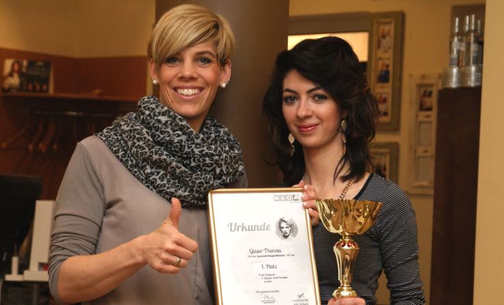 Alexandra Glaser-Jurin mit ihrem erfolgreichen Lehrmädchen Theresa Glaser. 