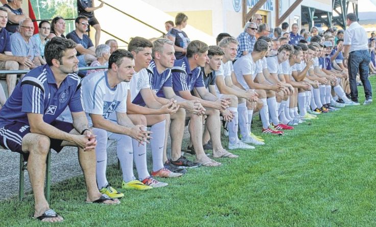 Mario Gally (links) ist nicht mehr Trainer beim FC Leonhofen. Foto: Peter Führer