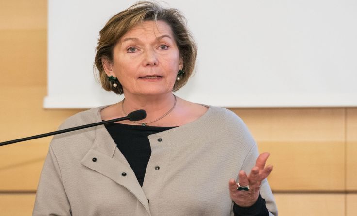 WKNÖ-Präsidentin Sonja Zwazl vor dem Wirtschaftsparlament. Foto: Kraus