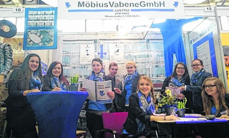 Am Stand der Übungsfirma Möbius Vabene GmbH bei der Messe in Prag