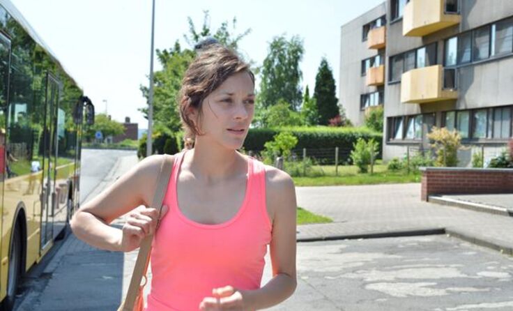 Sandra muss ihre Kollegen überreden, auf Boni zu verzichten. Foto: thimfilm