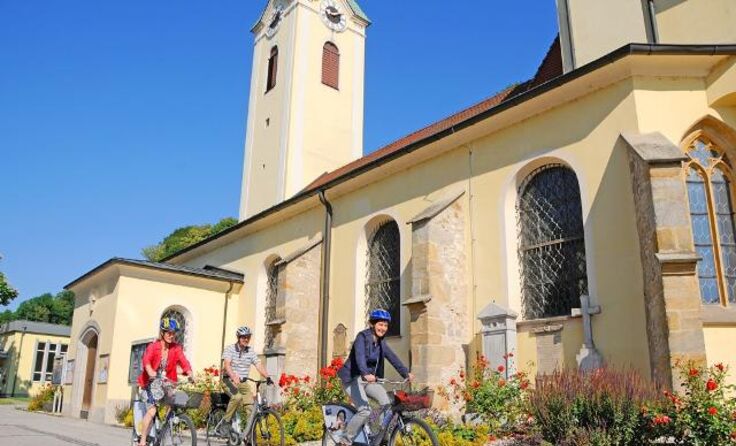 Dynamische Radler vor der evangelischen Kirche in Amstetten Foto: R. Burger