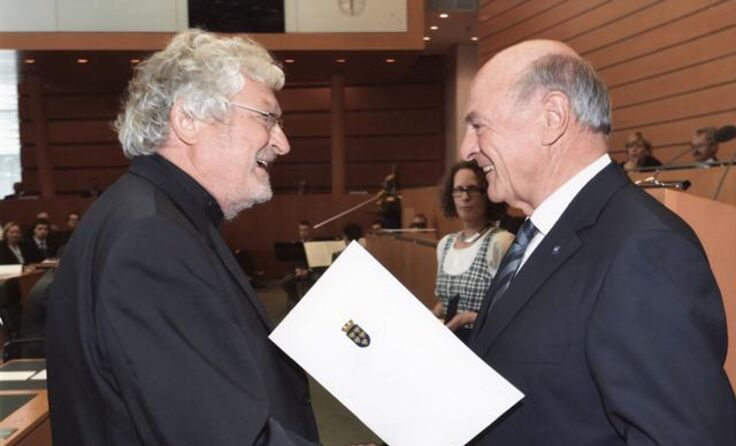 Kurt Dlouhy erhielt von Landeshauptmann Erwin Pröll das Große Ehrenzeichen. Foto: NLK