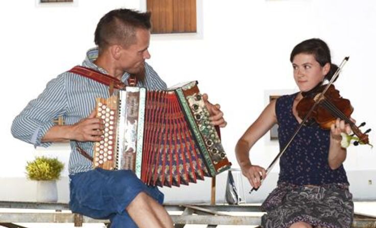 Beim Musikantenstammtisch mit dabei: Lorenz Müller und Karin Kimmeswenger Foto: mott