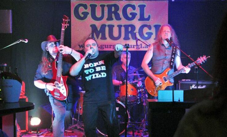 Die beliebte Rockband Gurgl Murgl rockt den Schlosshof Ulmerfeld.