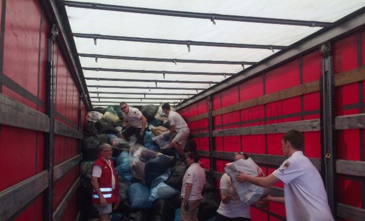 Die Mitarbeiter des Roten Kreuzes konnten große Mengen an Altkleiderspenden entgegennehmen.