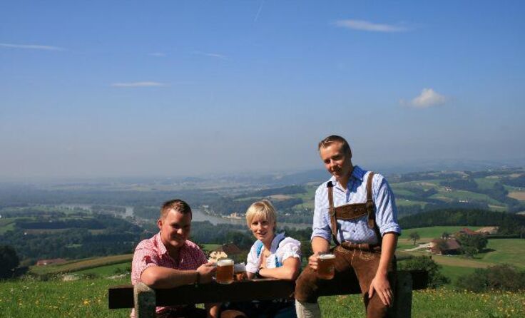 Thomas Haunschmid, Kathi Amon und Roland Pressl genießen den Panoramablick.