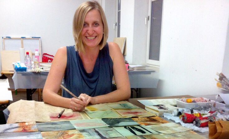 Christa Dietl setzt unterschiedlichste Kunsttechniken und Materialien ein.